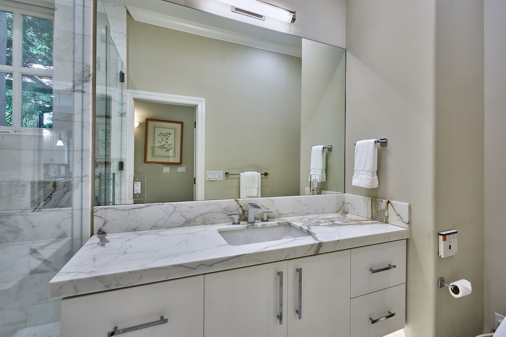 Spacious & Welcoming Close To Stanford & Tech 4 Bedroom Home by RedAwning view 3