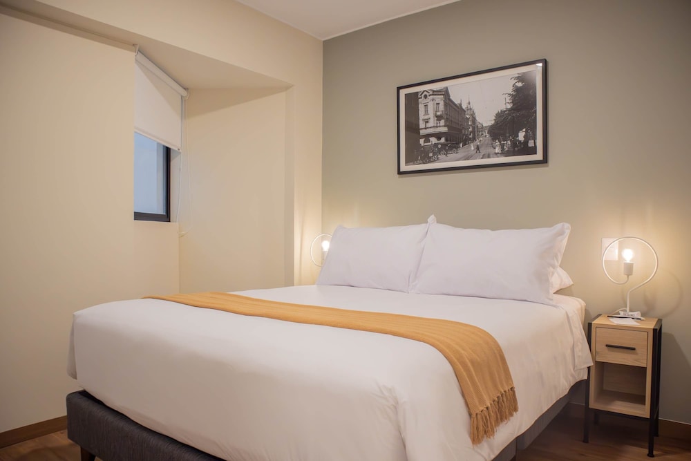 w Modern 2BR w Scenic Balcony Close to Kennedy Park