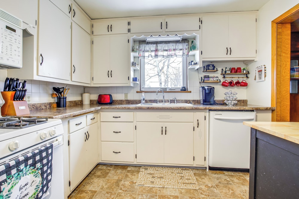 1 Mi to Lambeau Field: Residential Home w/ Yard