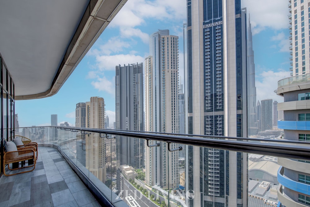 Downtown Dubai | Walk to Dubai Mall + Burj Views