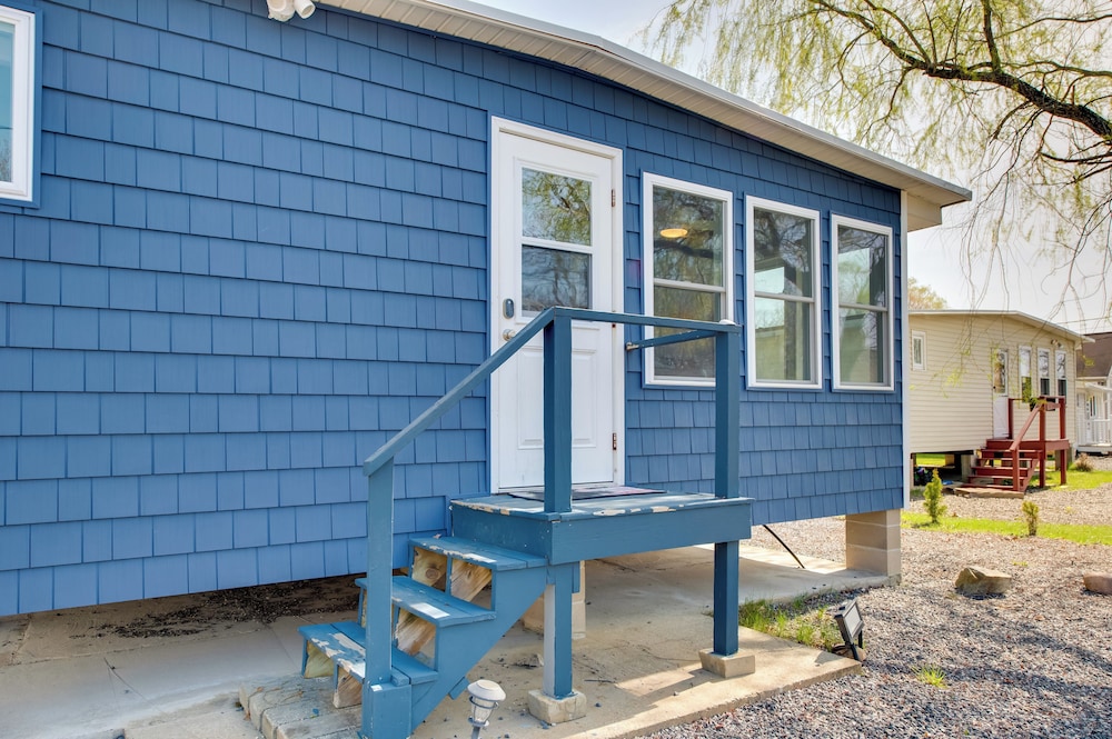 Near Beach & Downtown: York Cottage w/ Yard!