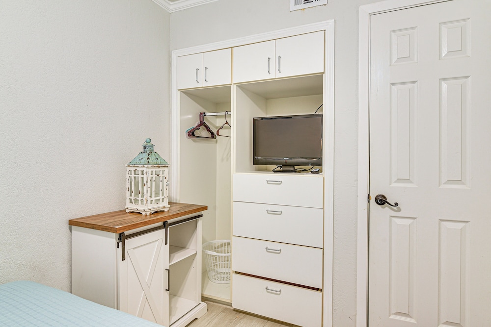 Walk to Galveston Beach: Condo w/ Ocean Views!