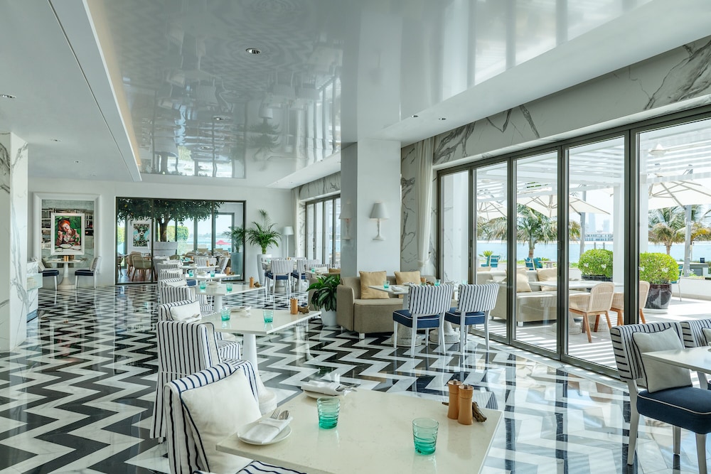 Th8 Palm Dubai Beach Resort, Vignette Collection by IHG