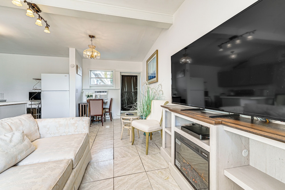 < 1 Mi to Hudson Beach: Waterfront Apt w/ Dock