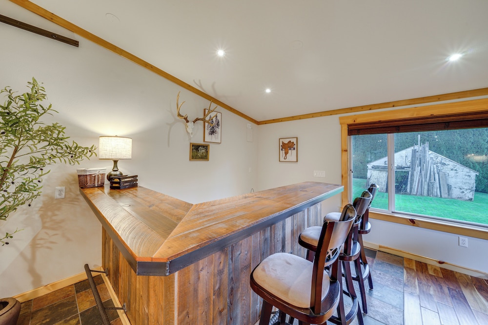 Fire Pit, Chic Deck! Family-friendly Puyallup Home