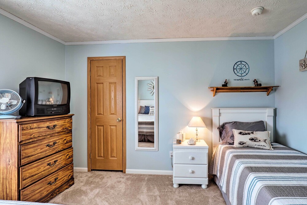 Lyndonville Home w/ Fire Pit, Screened Patio & A/C view 3