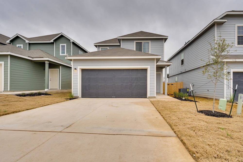 6 Mi to Lackland Afb: Hot Tub, Pool & Game Room!