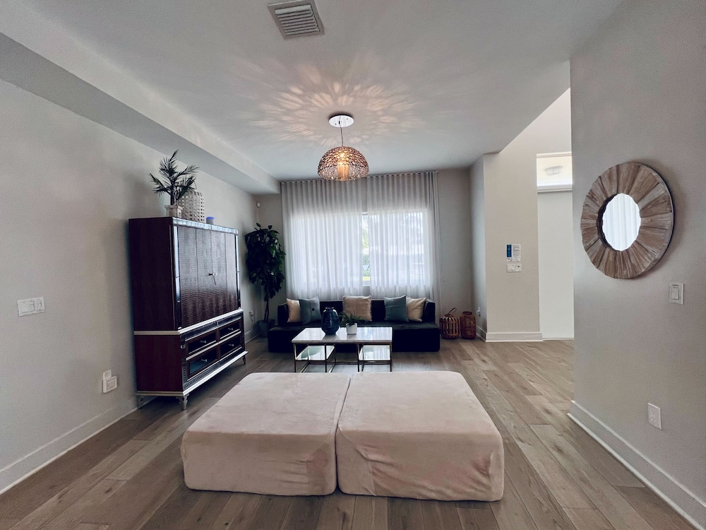 Luxurious Beach Retreat w/ Heated Pool&basketball