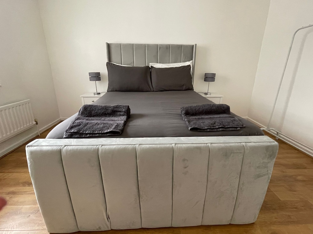 New! 4 Bedroom London House With Garden and Lawn