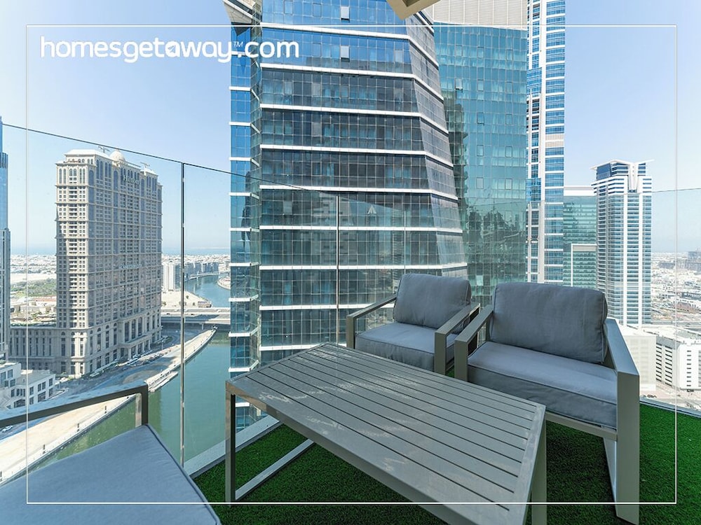 2BR Luxury with Stunning Lake View in Business Bay