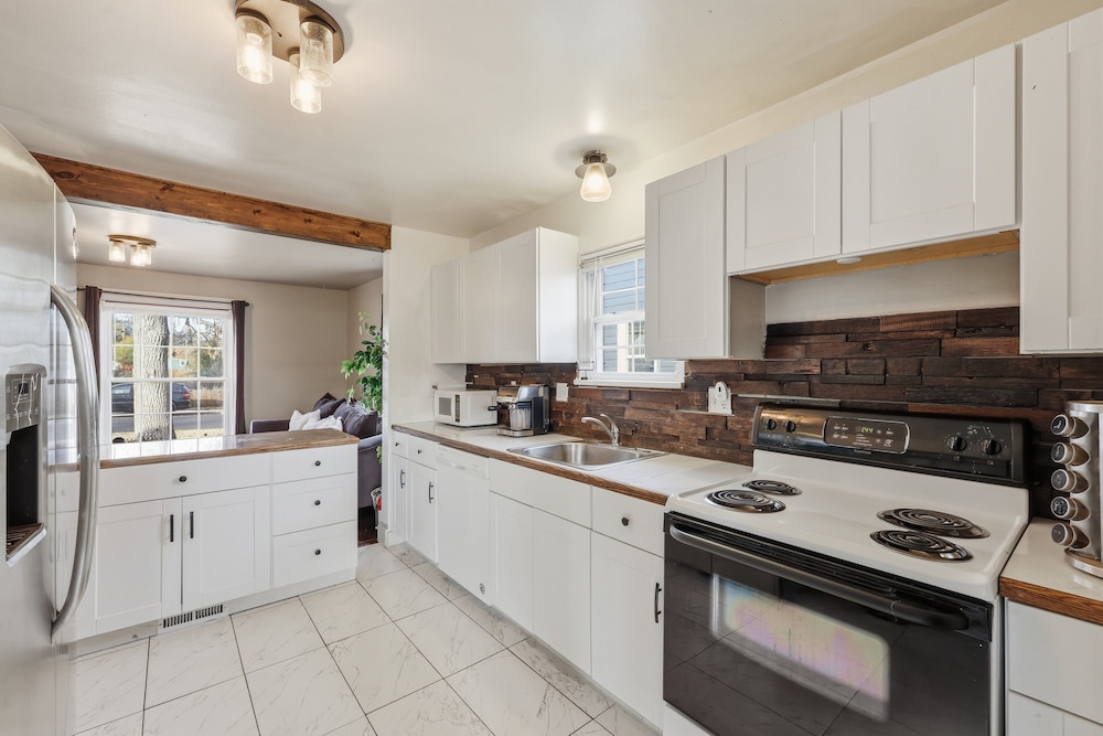 Cozy & Modern 3-bed Bungalow In Heart Of Greeley 3 Bedroom Bungalow