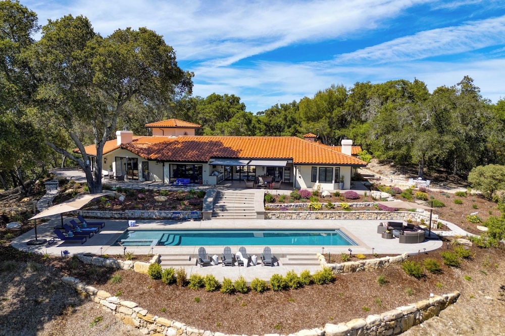 Rancho Robles by Avantstay Vineyard Villa w/ Views, Pool & Privacy