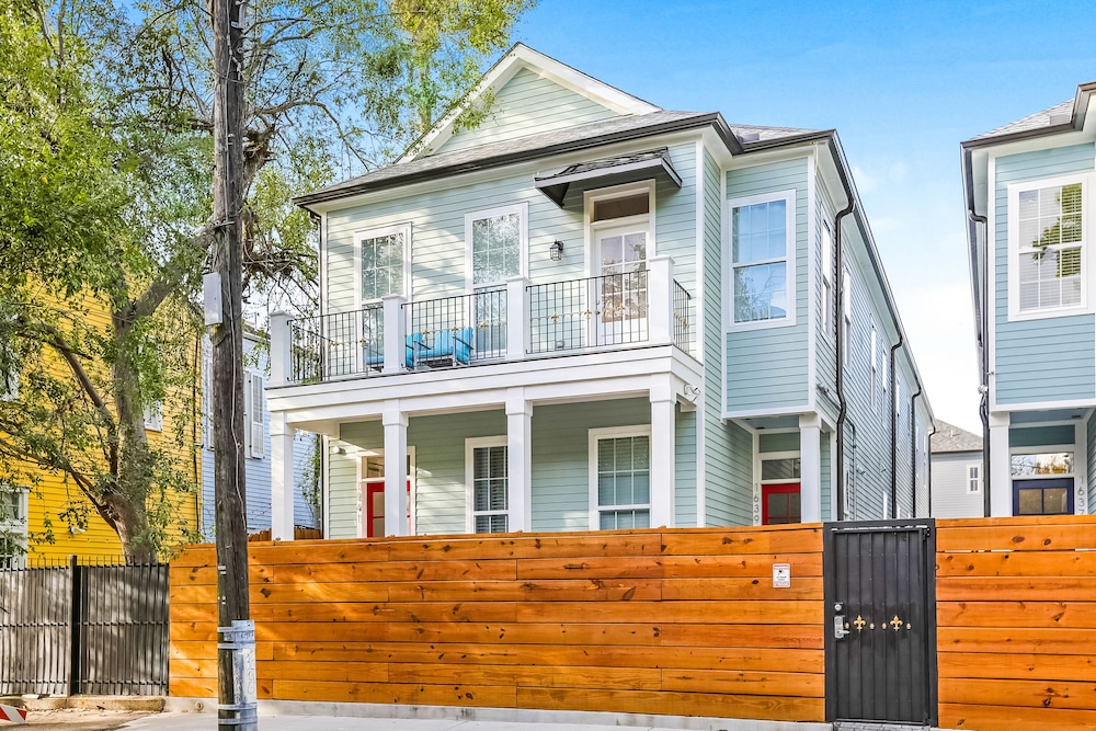 Chic Urban Retreat with Pool Steps to Bourbon St - Image 1