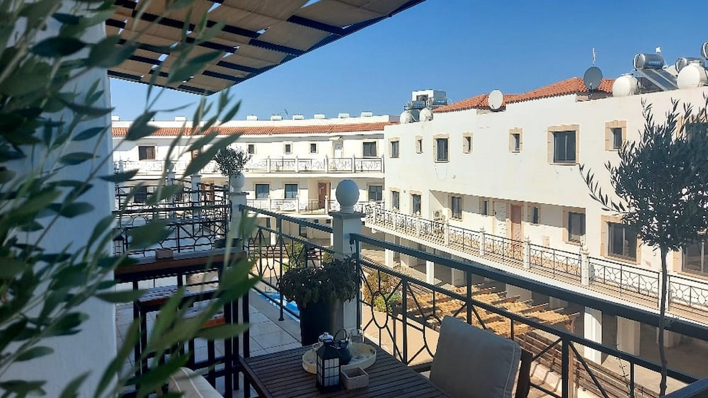 Paramount Gardens Resorts C201