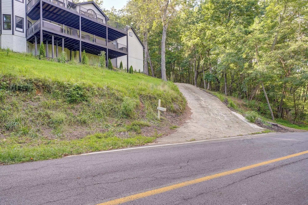 Hot Tub, Decks & 2 Kitchens: Mtn-view Jasper Gem!