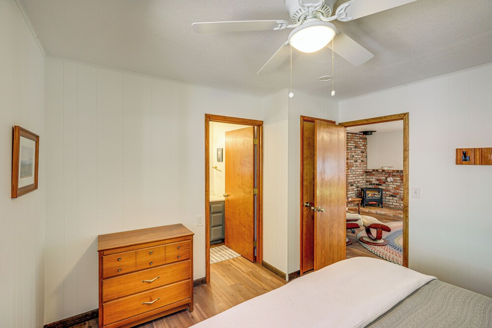 Walk to Lake Almanor: Prattville Cabin w/ 2 Decks!