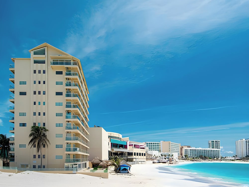 Paradise Beachfront & Nightlife Heart