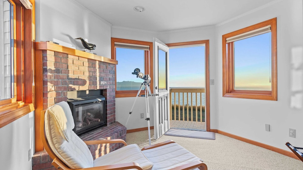 Seacliff Haven Waterfront Luxury, Stunning Views, Hot Tub & Game Room