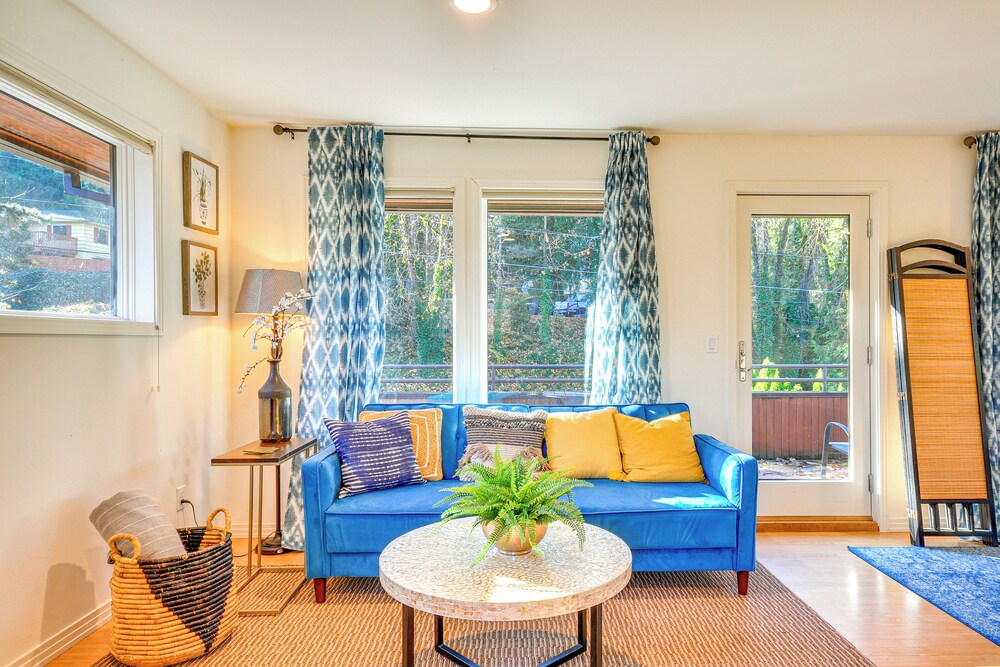 Walk to Willamette River: Studio in West Linn