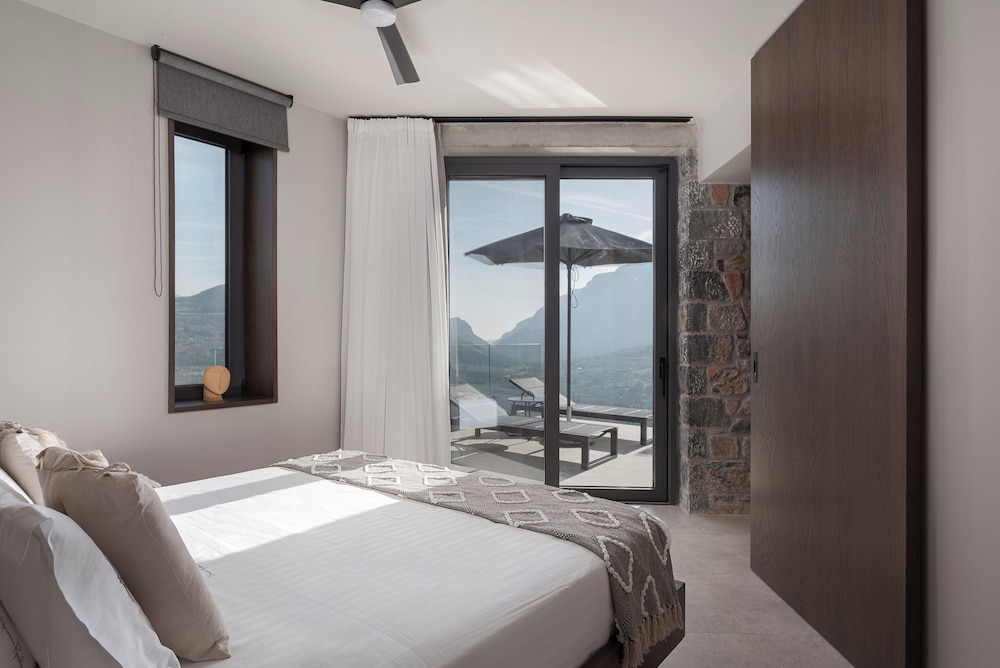 Neromai Cave Luxury Villas