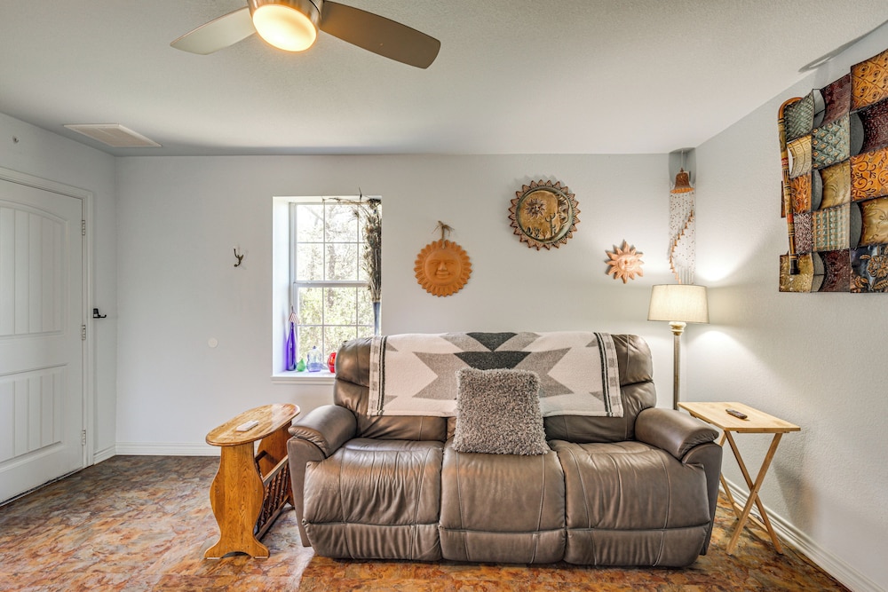 6 Mi to Granbury City Beach Park: Apt w/ Veranda!