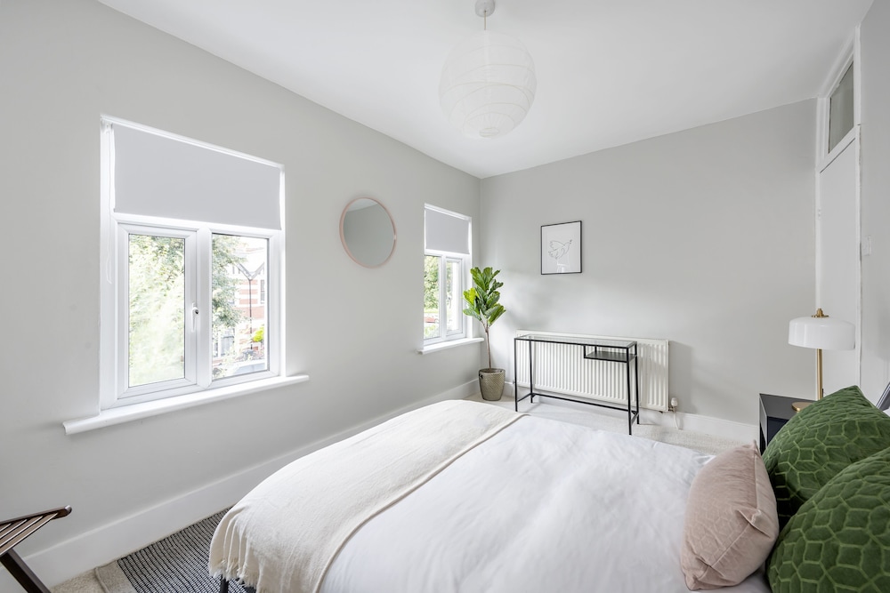 Stylish House in Amazing Central Area view 3