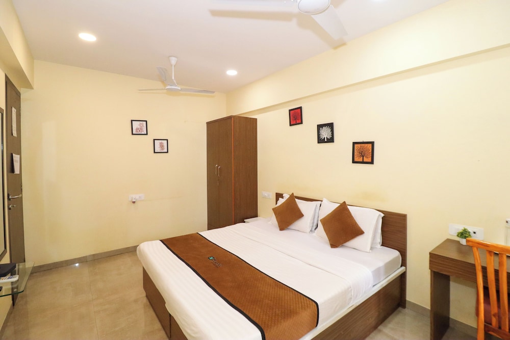 Pinaki Comfort Stay, Vile Parle - Near Airport