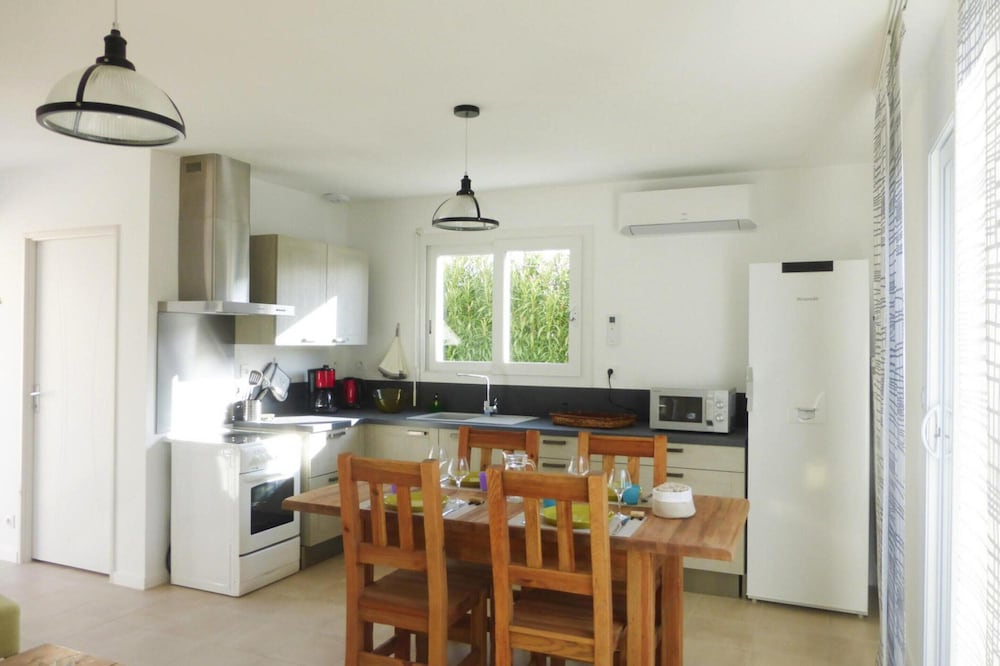 Nice Holiday Home With Private Terrace, Arpaillargues-et-aureillac