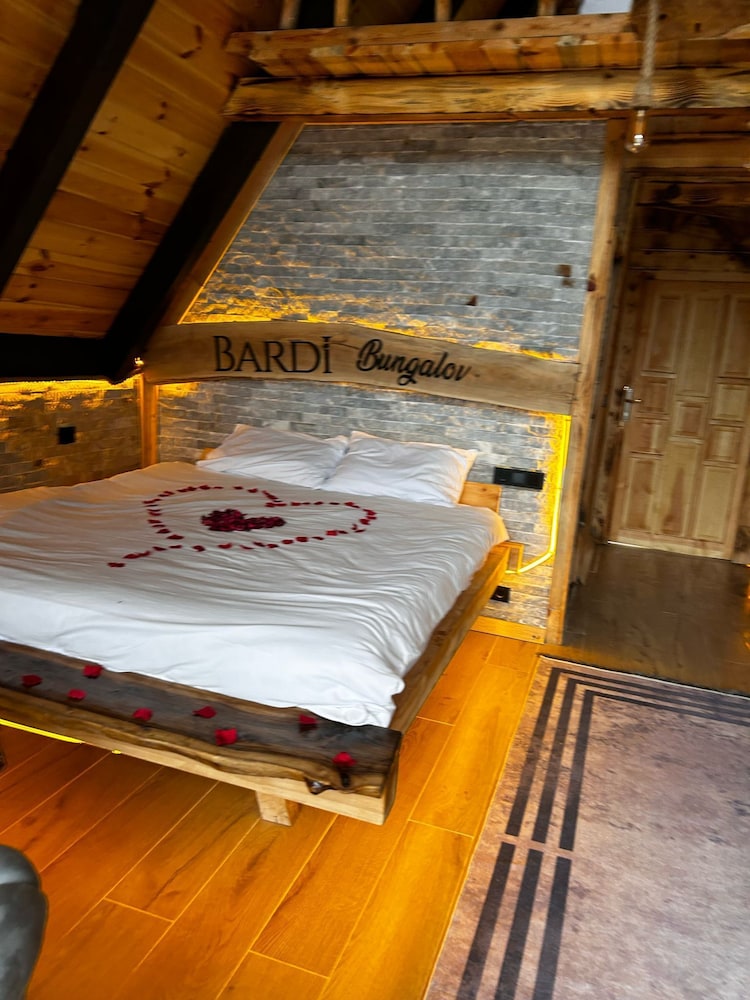 Bardi Suit Bungalov