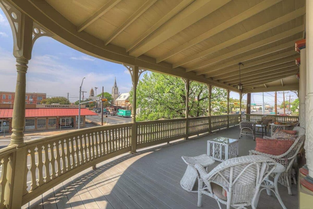 Charming Balcony Suite Overlooking Main Street-walk to Everything!