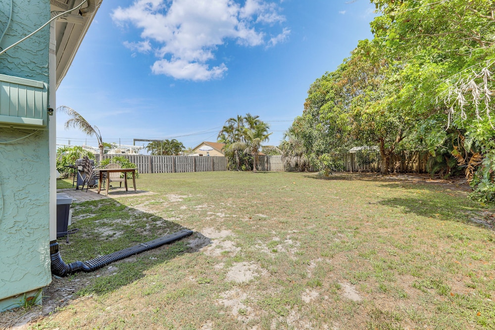 6 Mi to Beach: Port St Lucie Home w/ Fenced Yard