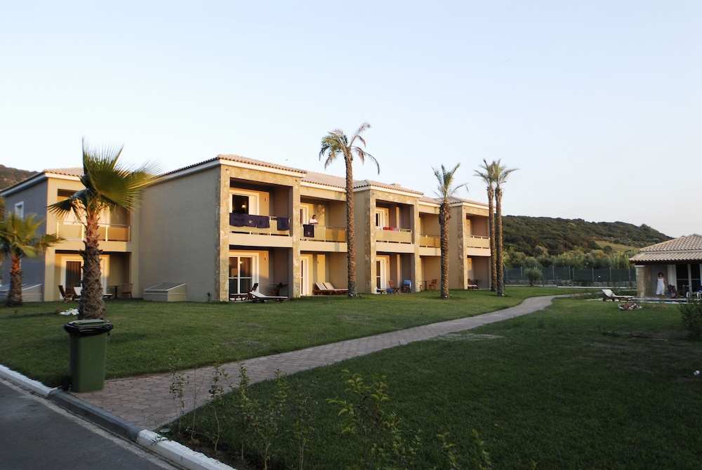 Hotel Olympia Golden Beach & Spa - Image 1