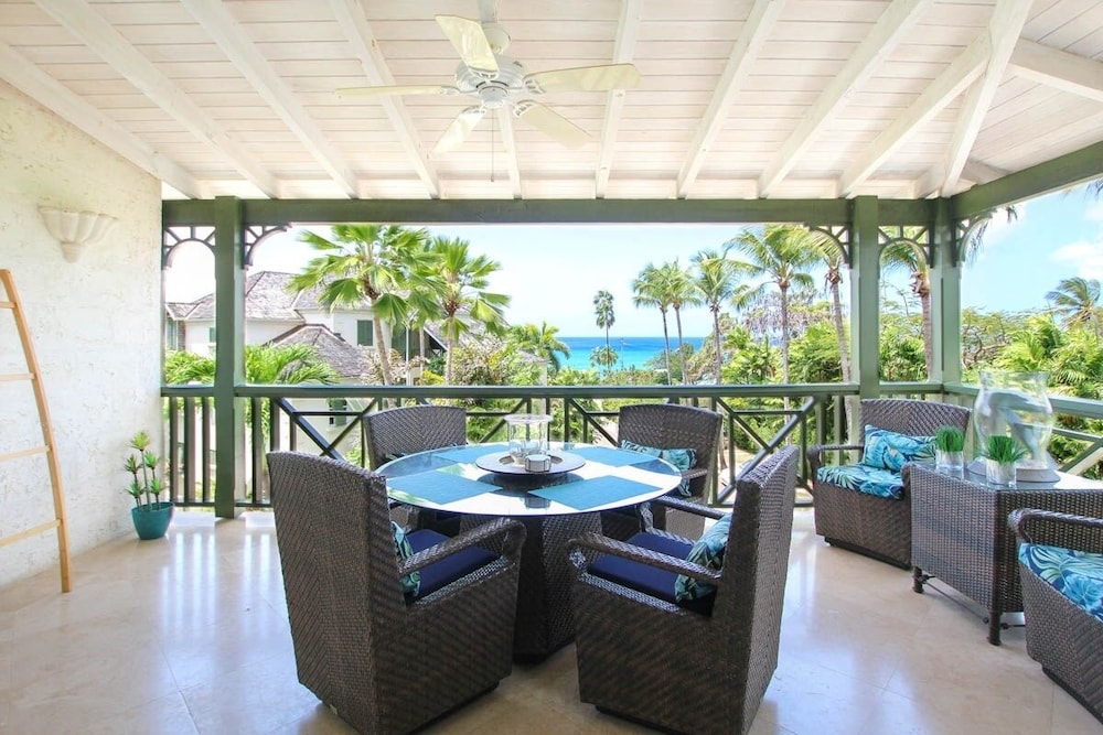 Ocean views apt with shared rooftop pool: Beacon Hill Surf by BSL Rentals