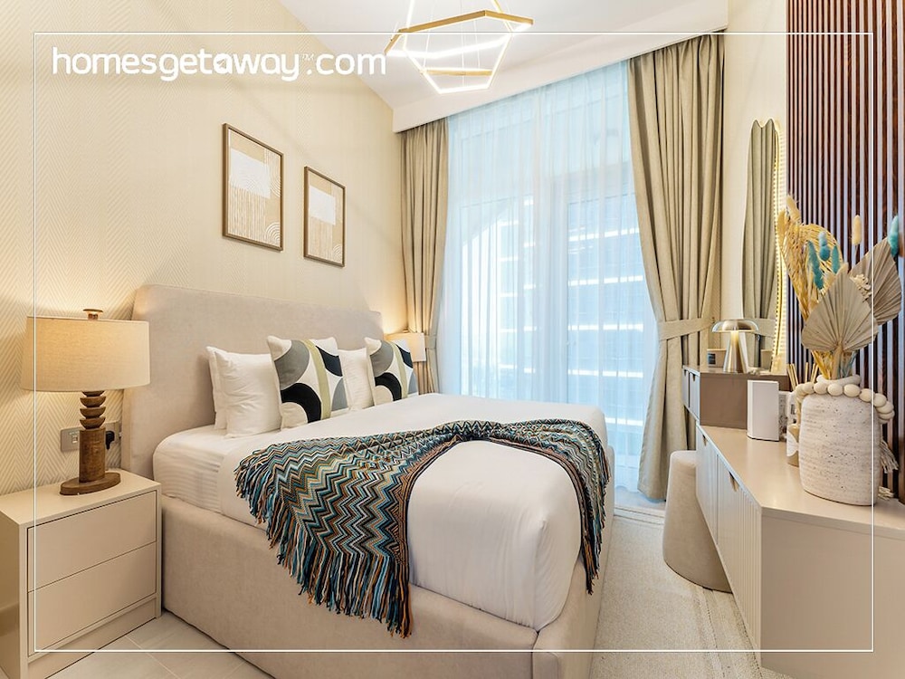 2BR Luxury with Stunning Lake View in Business Bay