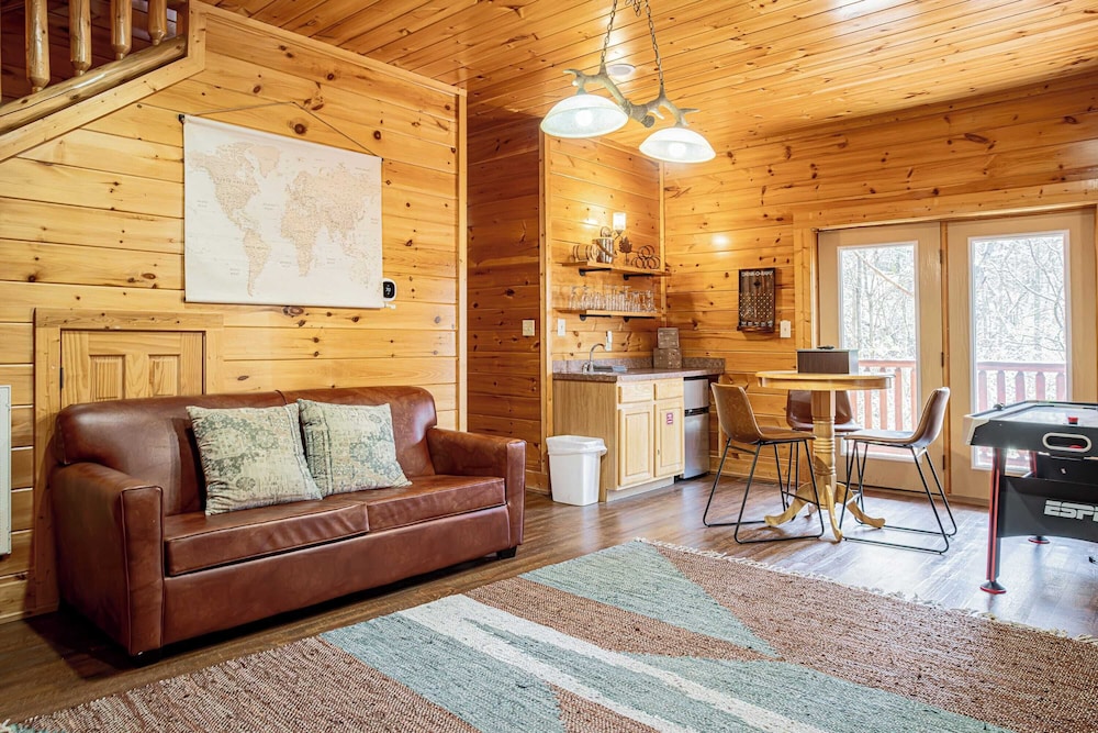Bear Creek Way by Avantstay Hot Tub, Game Room, Air Hockey, Near Dollywood & Smoky Trails