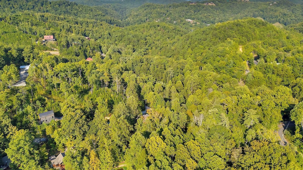 Lakeside Cabin w/ Hot Tub, Fireplace Near Dollywood & Trails Smoky Shores Retreat by Avantstay