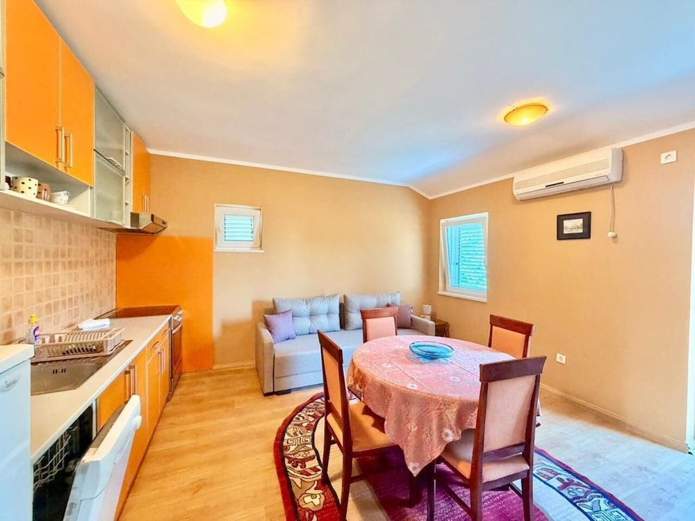Beachfront Apartments Oaza 2