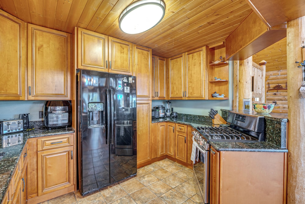 4 Mi to Fossil Beds: Private Log Cabin on 3 Acres