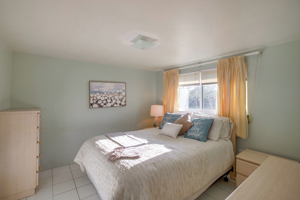 3 Mi to Beach! Sunny Englewood Retreat w/ Lanai