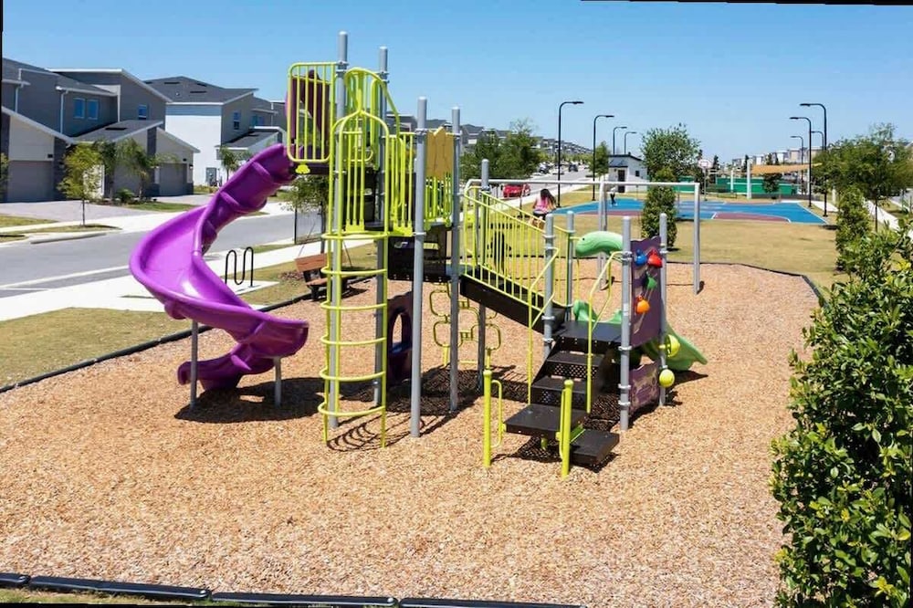 Modern 2Bd Townhome Minutes to Disney w Waterpark