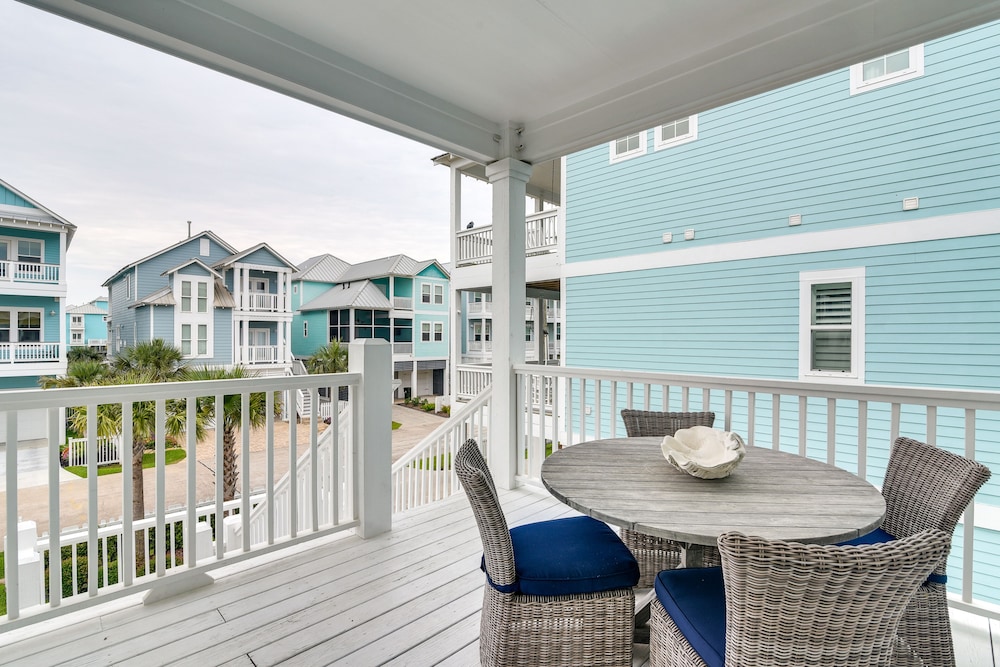 Walk to Ocean: Beach House w/ 2 Decks in Galveston