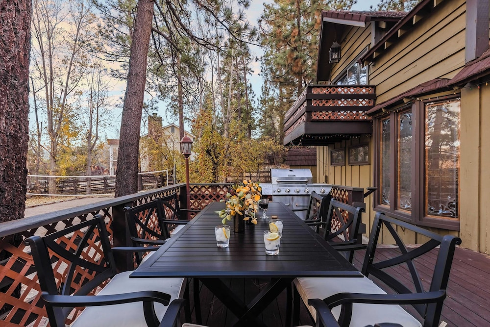 Sleeps 23 2 Homes, Lakefront, Private Dock, Hot Tub, Game Room, Swingset, View