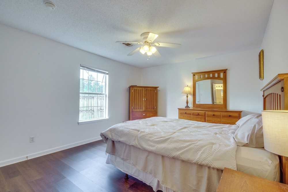 Community Grills & Pool: Gautier Condo!