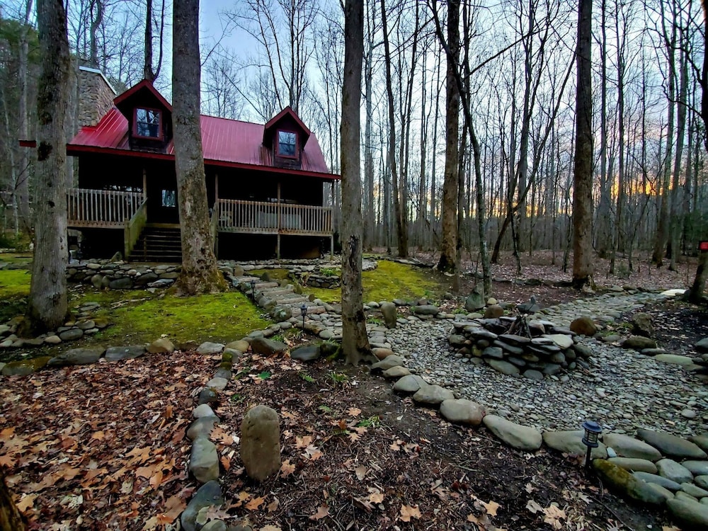 Elk Run On Cosby Creek - 2 Bedrooms, 2 Baths, Sleeps 7 Cabin by RedAwning