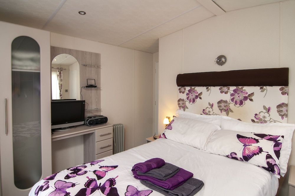 Lodge - Sleeps 6 With Pool Access view 2