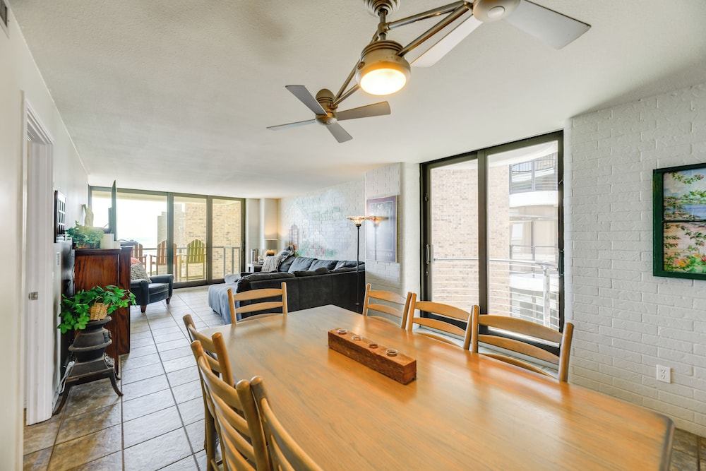 7th-floor Oceanfront Unit w/ Pools in Port Aransas