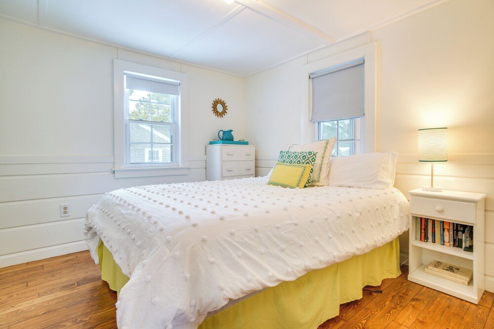 Walk to Beach: South Chatham Home
