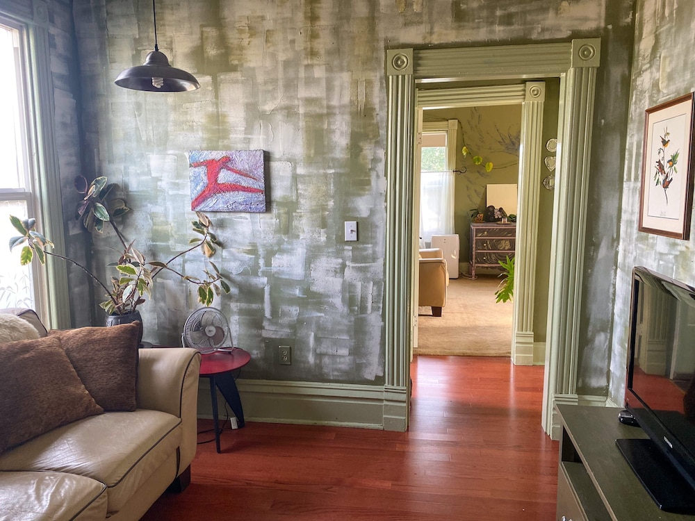 Upstairs at Thevictorian - Lush Walkable and Dog-friendly Retreat - Steps From Downtown Bellingham