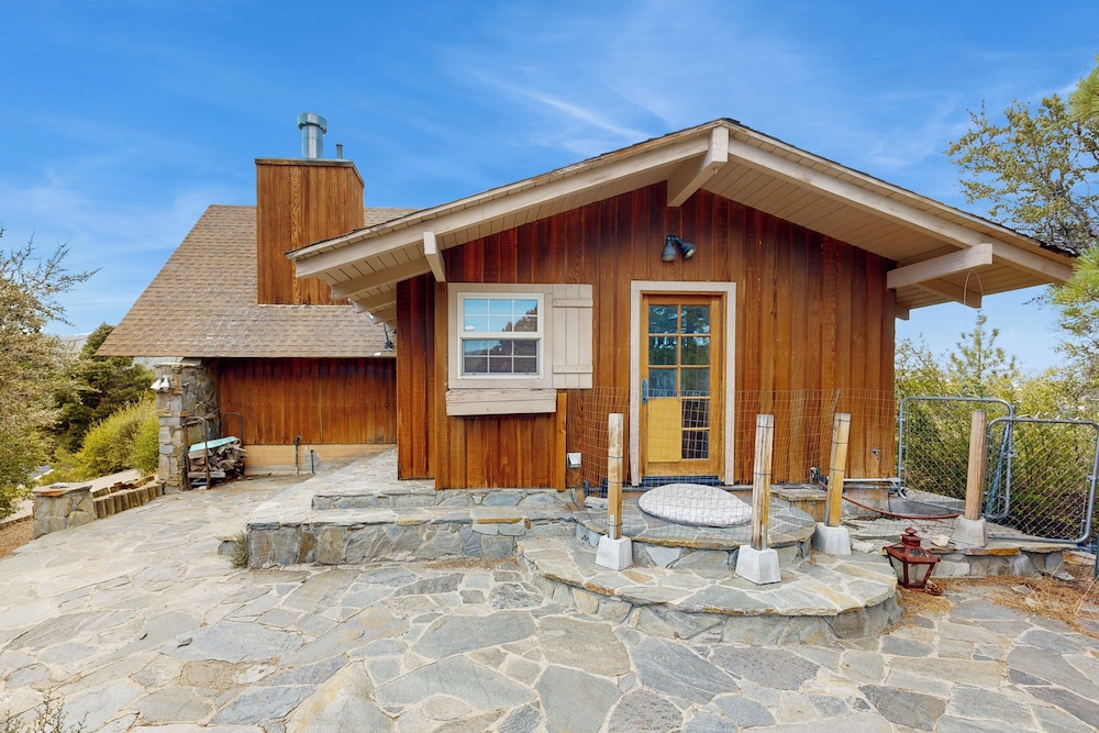 Mountain & Lake View Dog-friendly Retreat