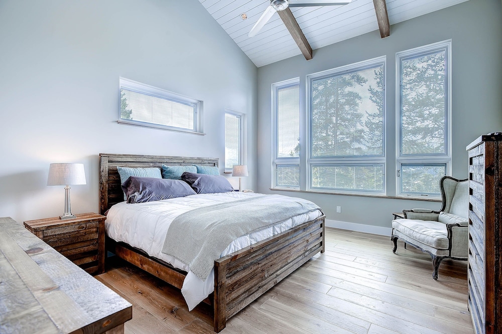 Sunrise Ski Haus 4 Bedroom Home by RedAwning